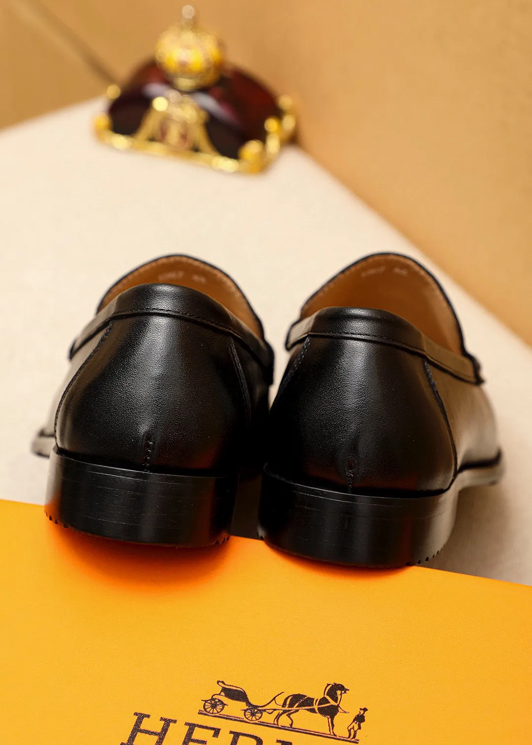 Men's shoes 💰442 💐 Product trademark: HERMES "Hermès" casual leather shoes Regular size: 38-44 (45🉑️customized) Product materials: Selected imported first-layer calfskin upper + luxury hardware buckle, imported water-dyed 🐂 cowhide lining. Strong three-dimensional visual effect, combined outsole Color: 1⃣️color optional